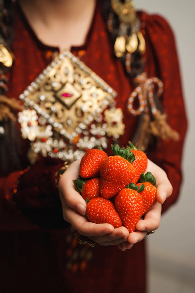 Fresh Albion Strawberries, Seven Retail Formats — view 9